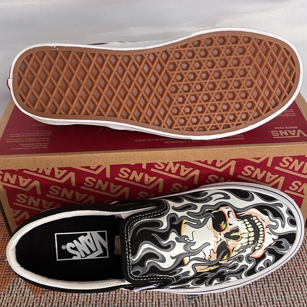 Vans Men’s Classic Slip-On
Flame Skull Black/True White 
VN0009Q7BMX
Sneakers - Picture 6 of 16